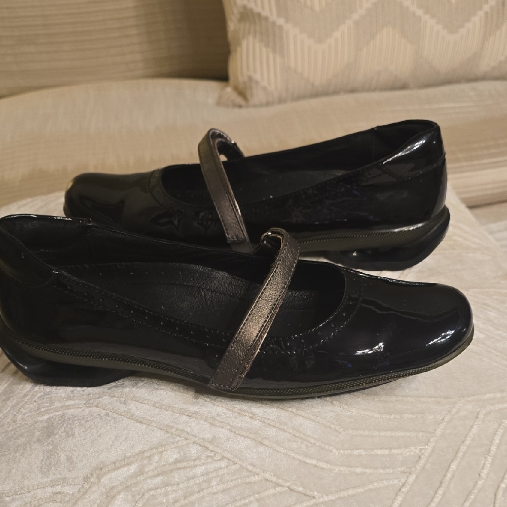 Asgi Sleek Black Patent Leather Flats